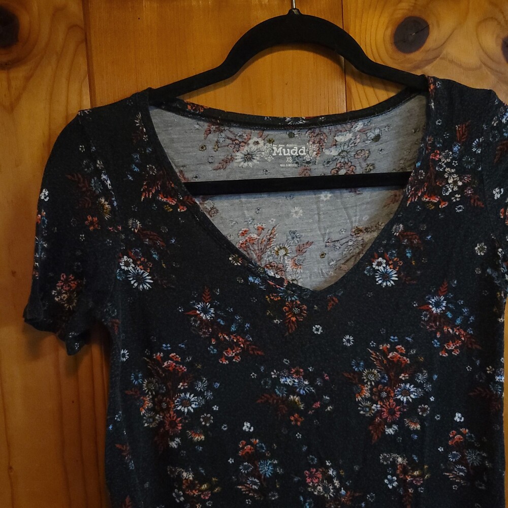 Mudd XS Black Floral Short Sleeve Shirt V-Neck Top